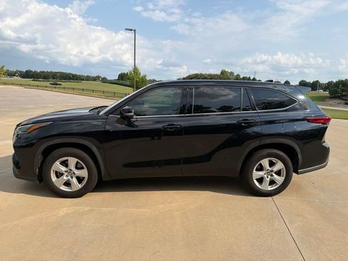 Used 2021 Toyota Highlander L FWD image 5