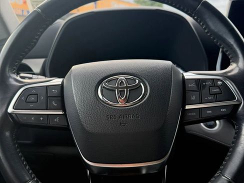Used 2021 Toyota Highlander LE AWD/4WD image 23