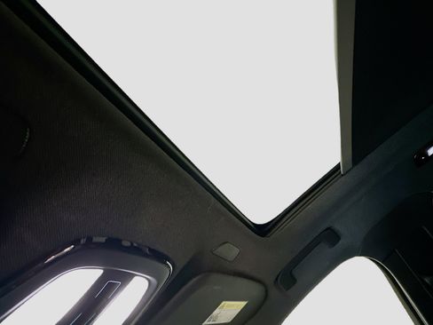 Used 2023 Volvo XC40 B5 Plus image 27