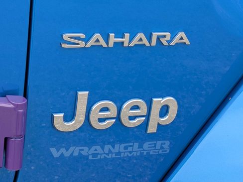 Used 2022 Jeep Wrangler Unlimited Sahara w/ Cold Weather Group AWD/4WD image 13