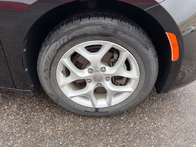 Used 2017 Chrysler Pacifica Touring Plus w/ Tire & Wheel Group FWD image 14