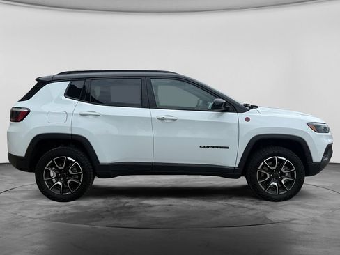 Used 2025 Jeep Compass Trailhawk AWD/4WD image 11