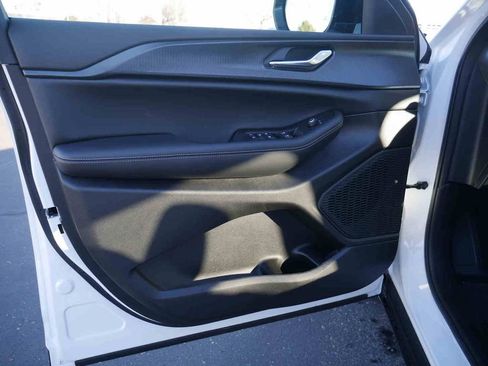 New 2025 Jeep Grand Cherokee Altitude image 23