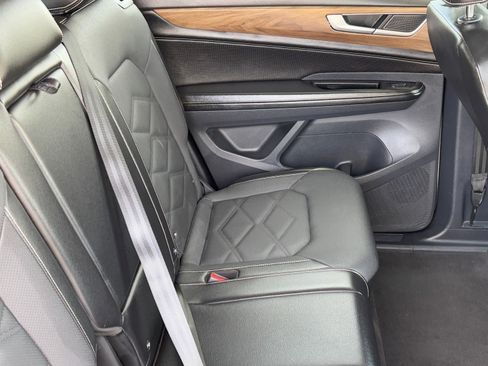 Used 2024 Volkswagen Atlas SE image 11