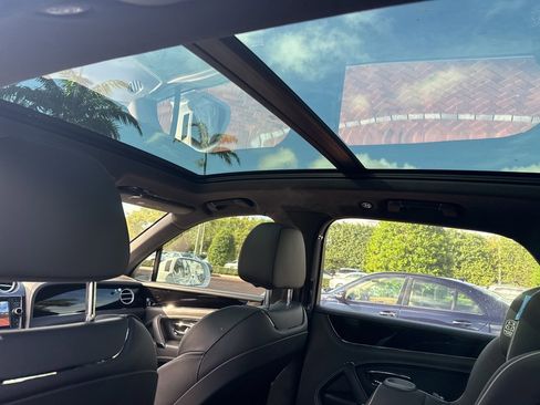 Used 2019 Bentley Bentayga image 10