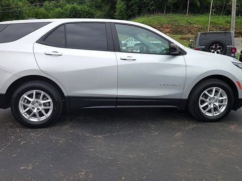 Used 2022 Chevrolet Equinox LS w/ LS Convenience Package image 18