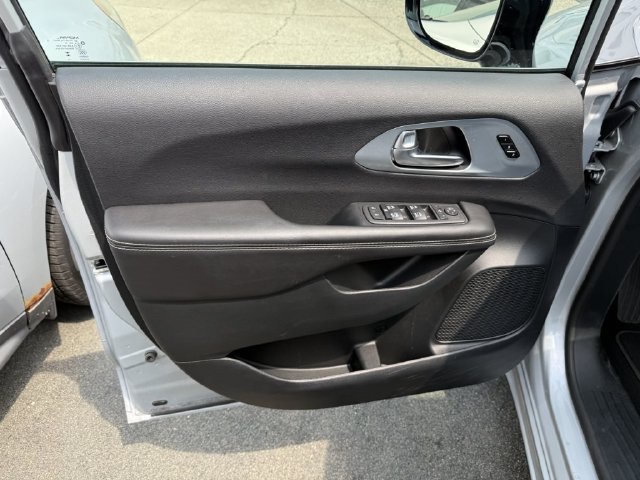 Used 2026 Chrysler Pacifica Limited FWD image 17