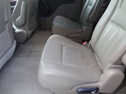 Used 2014 Chrysler Town & Country Touring FWD image 7