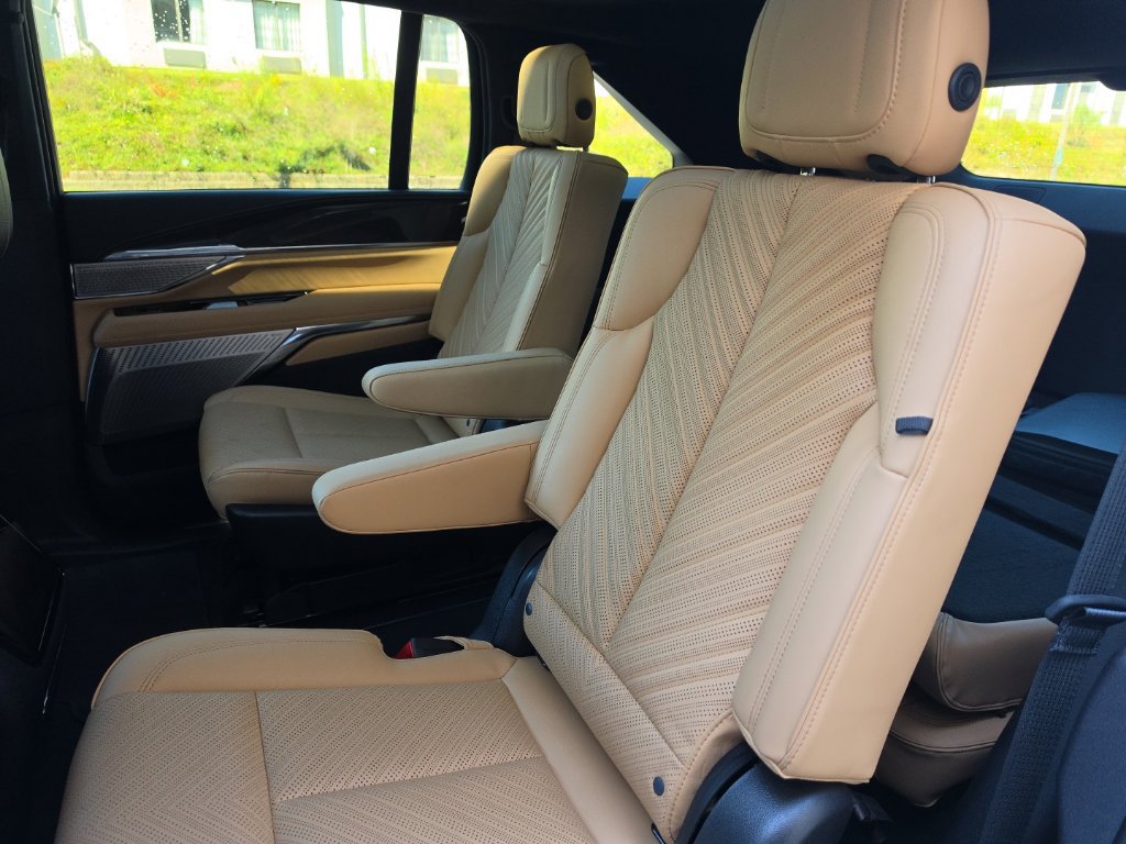 Used 2025 Cadillac Escalade IQ Sport 2 AWD/4WD image 11