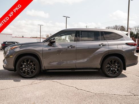 Used 2024 Toyota Highlander Limited FWD image 4