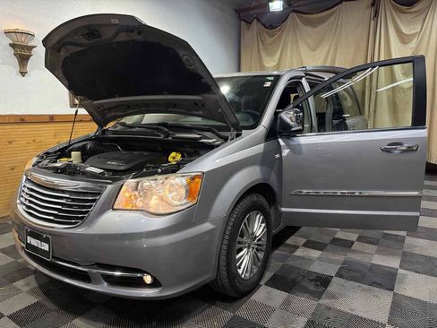 Used 2014 Chrysler Town & Country Touring-L FWD image 11