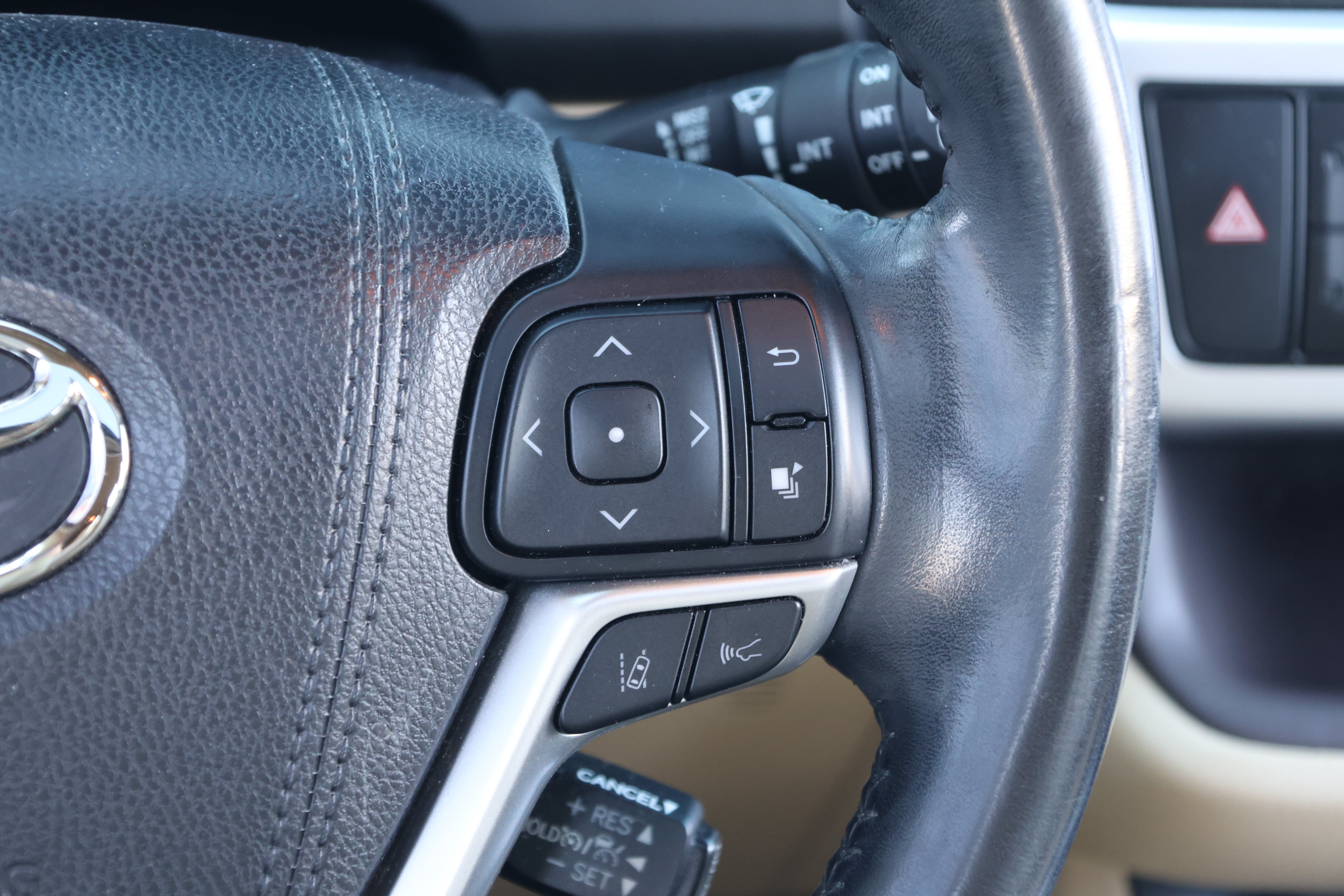Used 2017 Toyota Highlander XLE AWD/4WD image 31