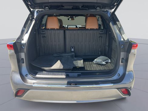 Used 2023 Toyota Highlander Platinum image 34