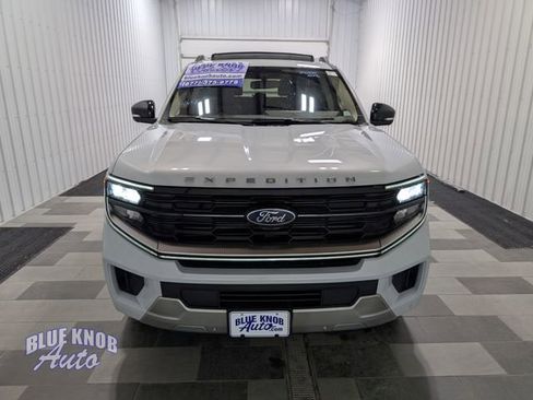 Used 2025 Ford Expedition Platinum w/ Driver's Package AWD/4WD image 6