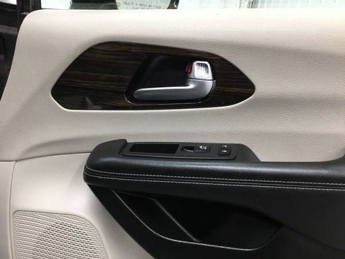 Used 2023 Chrysler Pacifica Limited image 20