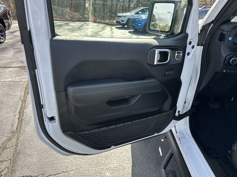 Used 2024 Jeep Wrangler Unlimited Rubicon 4xe image 12