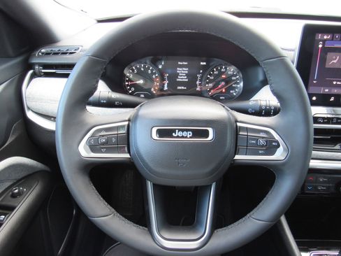 Used 2023 Jeep Compass Latitude image 17