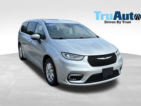 Used 2023 Chrysler Pacifica Touring-L FWD image 1