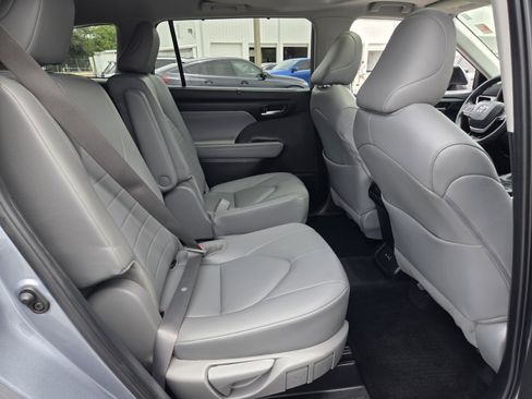 Used 2024 Toyota Highlander XLE AWD/4WD image 17