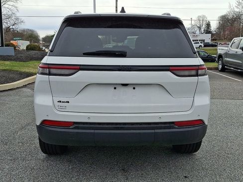 Used 2023 Jeep Grand Cherokee Altitude AWD/4WD image 8