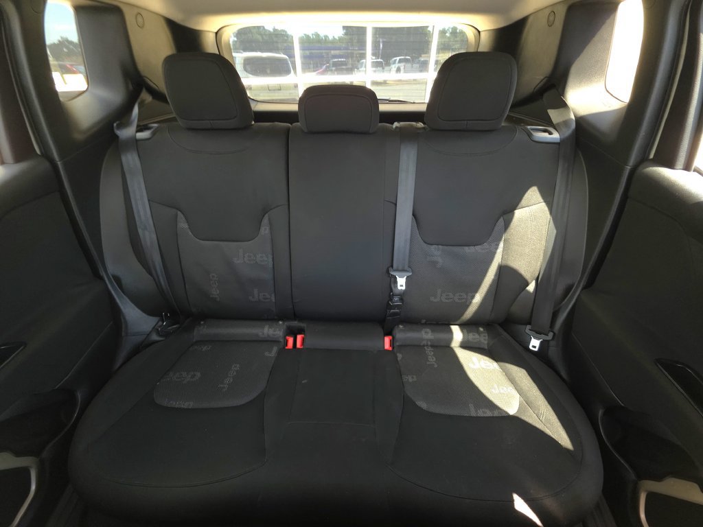 Used 2016 Jeep Renegade Latitude FWD image 18