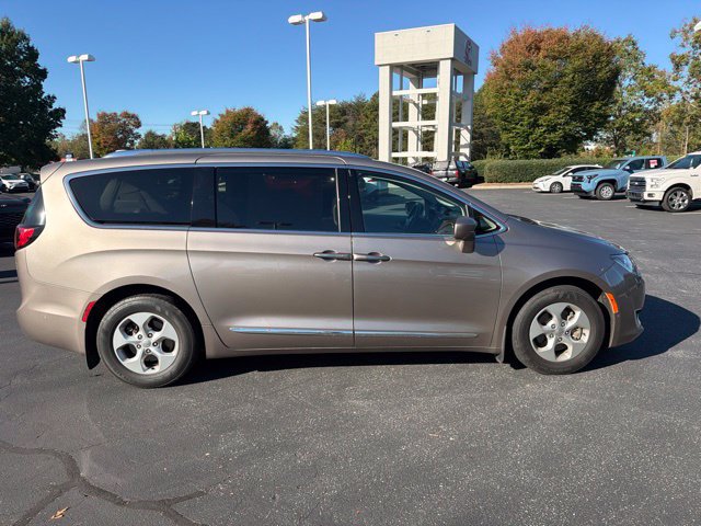 Used 2017 Chrysler Pacifica Touring-L Plus FWD image 4