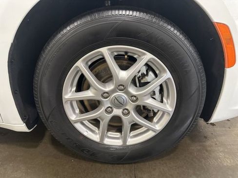 Used 2024 Chrysler Pacifica Touring-L image 37