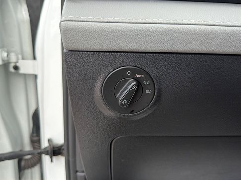 Used 2024 Volkswagen Taos SE FWD image 19