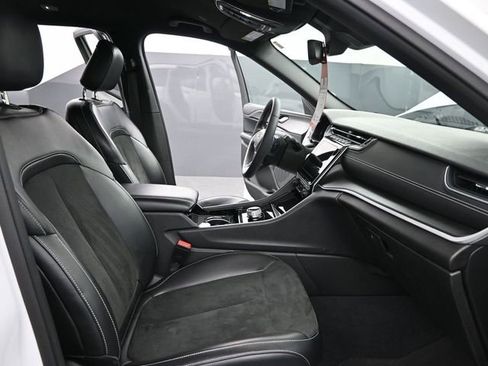 Used 2023 Jeep Grand Cherokee L Laredo image 25