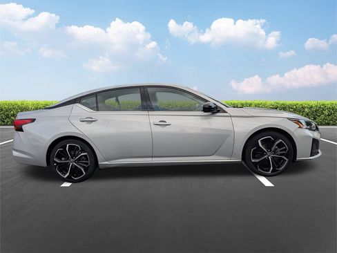 Used 2024 Nissan Altima 2.5 SR FWD image 3