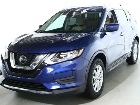 Used 2020 Nissan Rogue SV image 3