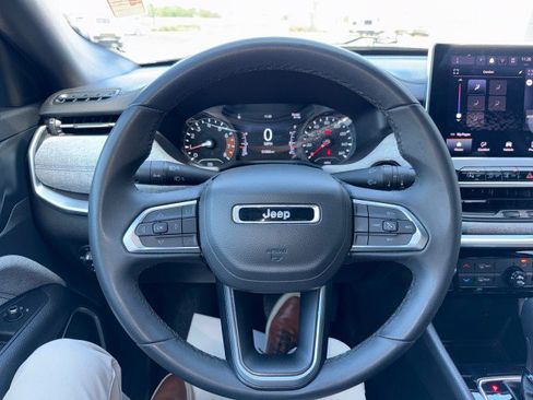 Used 2024 Jeep Compass Latitude image 17