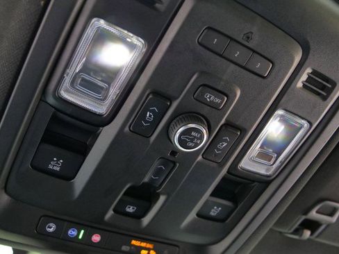 Used 2022 GMC Yukon SLT w/ SLT Premium Package image 16