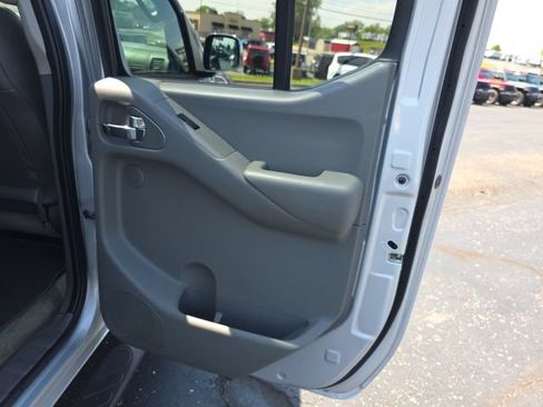 Used 2015 Nissan Frontier SL w/ Moonroof Package AWD/4WD image 43