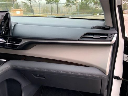 Used 2022 Toyota Sienna XLE image 18