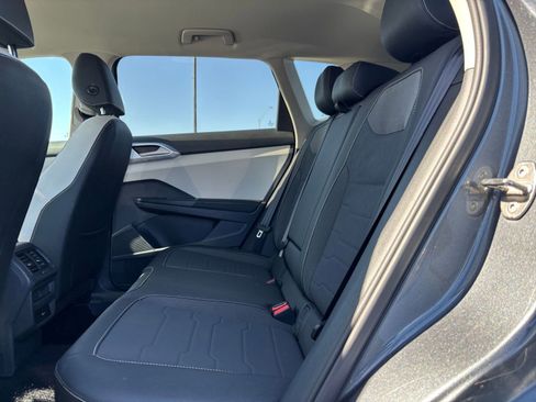 Used 2025 Volkswagen Taos SE image 27