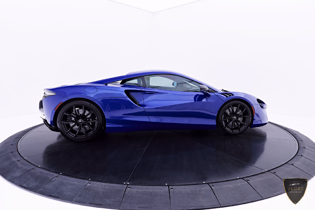 Used 2025 McLaren Artura RWD image 18