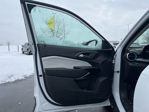 Used 2025 Chevrolet Trax LT image 8