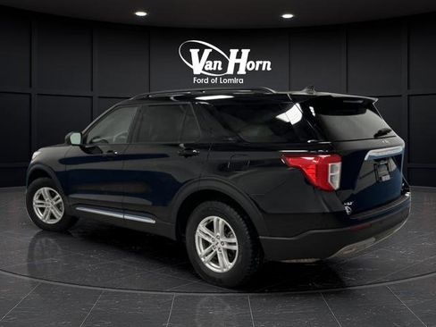 Used 2023 Ford Explorer XLT image 3