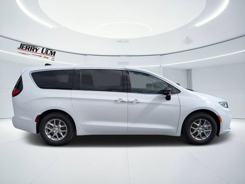 New 2026 Chrysler Pacifica Select FWD image 2