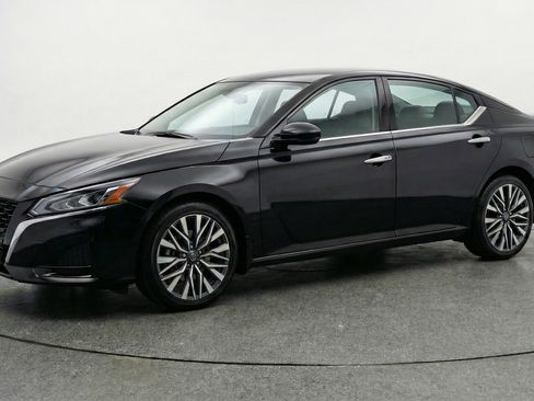 Used 2025 Nissan Altima 2.5 SV image 3