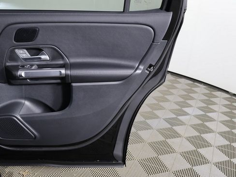Used 2025 Mercedes-Benz GLB 250 4MATIC image 23