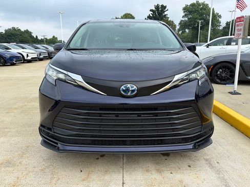 Used 2024 Toyota Sienna LE FWD image 2