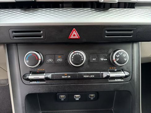 Used 2023 Kia Carnival LX FWD image 20