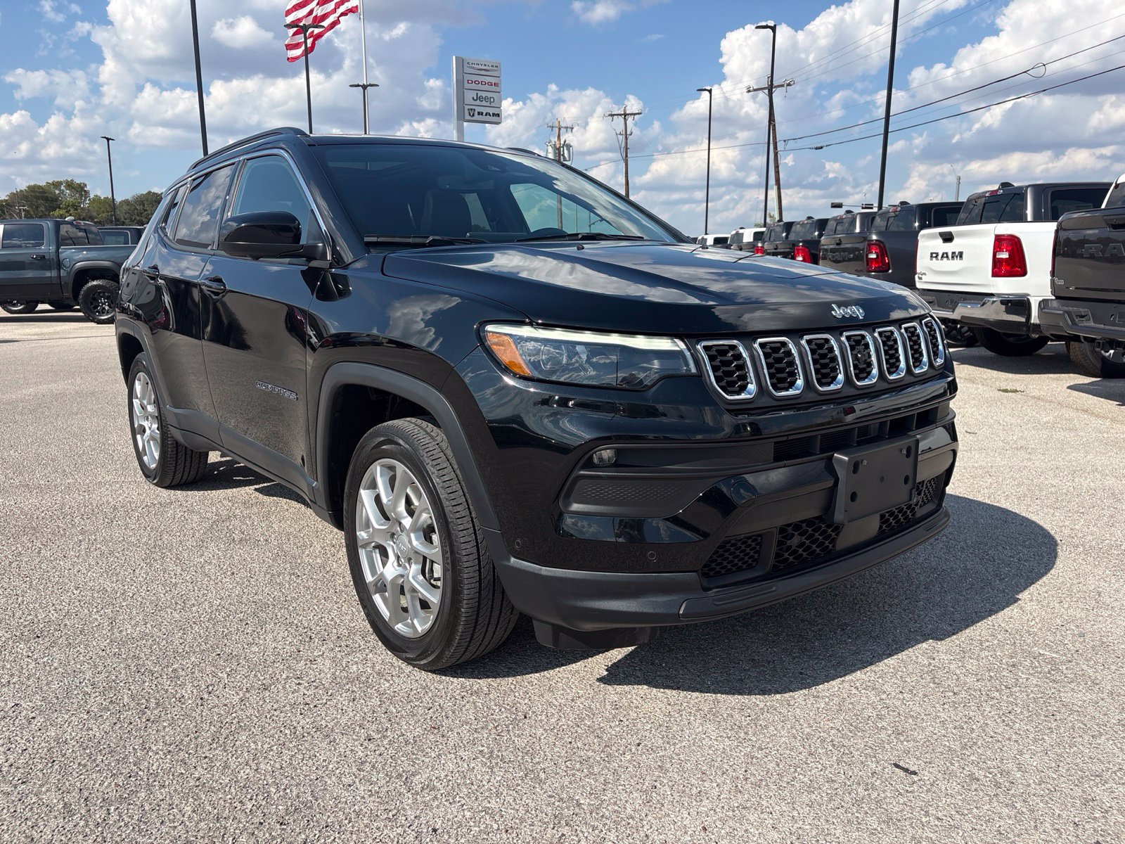 Used 2024 Jeep Compass Latitude w/ Sun and Sound Group AWD/4WD image 8