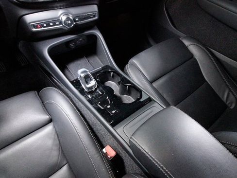 Certified 2025 Volvo XC40 B5 Plus image 9