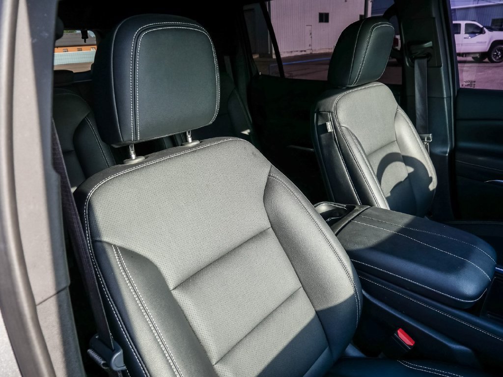 Used 2025 Chevrolet Traverse LT FWD image 17