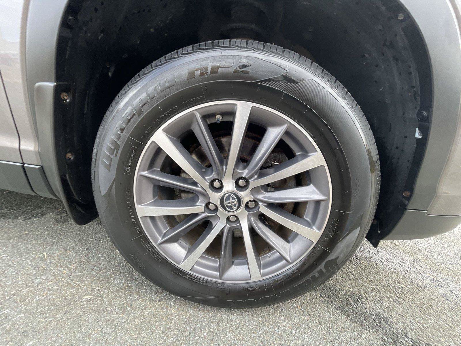 Used 2019 Toyota Highlander XLE AWD/4WD image 10