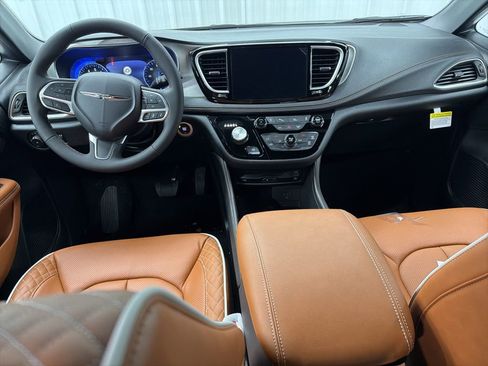 New 2026 Chrysler Pacifica Pinnacle image 15