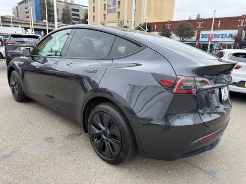 Used 2024 Tesla Model Y Long Range AWD/4WD image 3